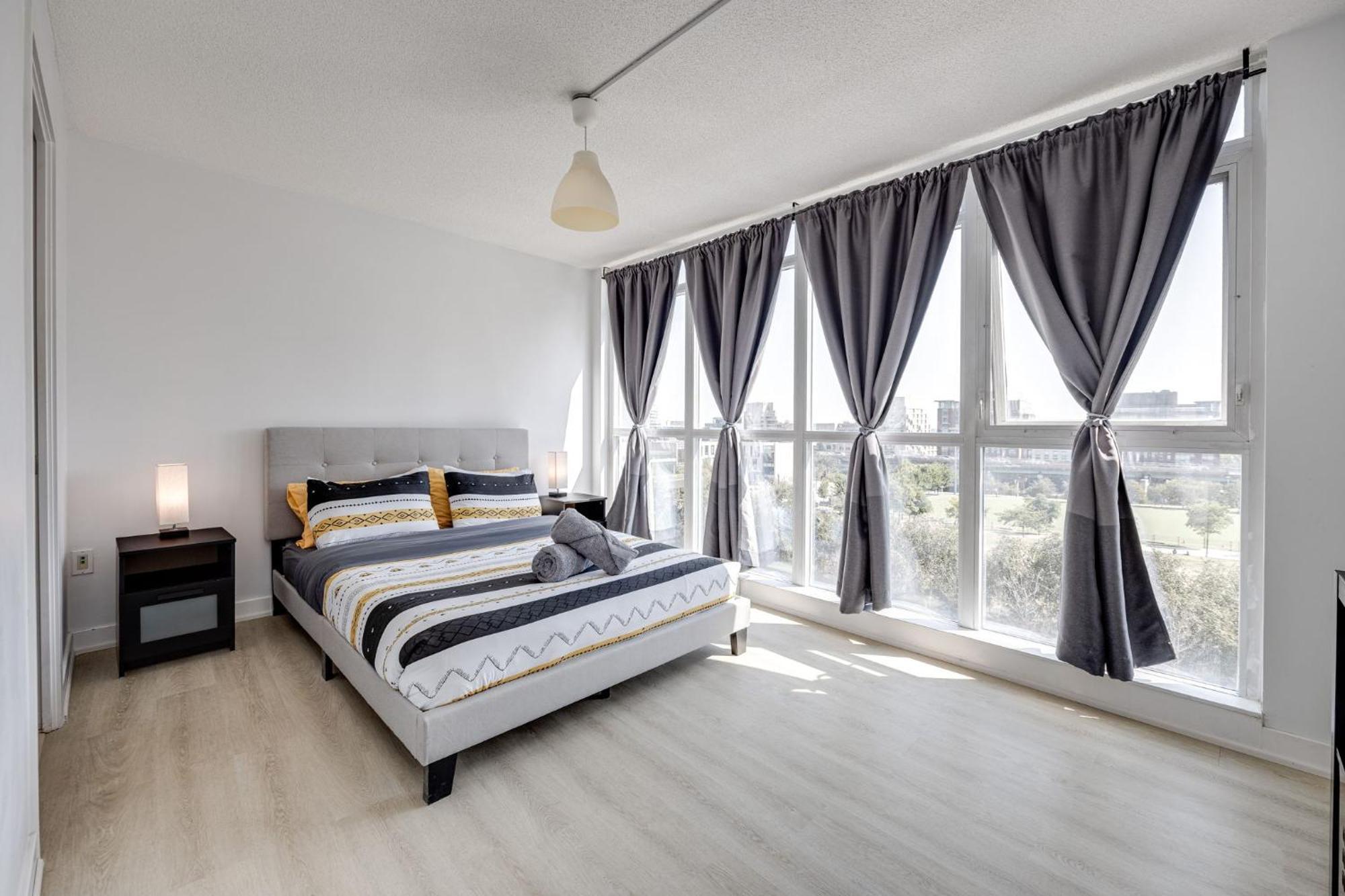 3Bdrm Lake View Condo In Торонто Экстерьер фото