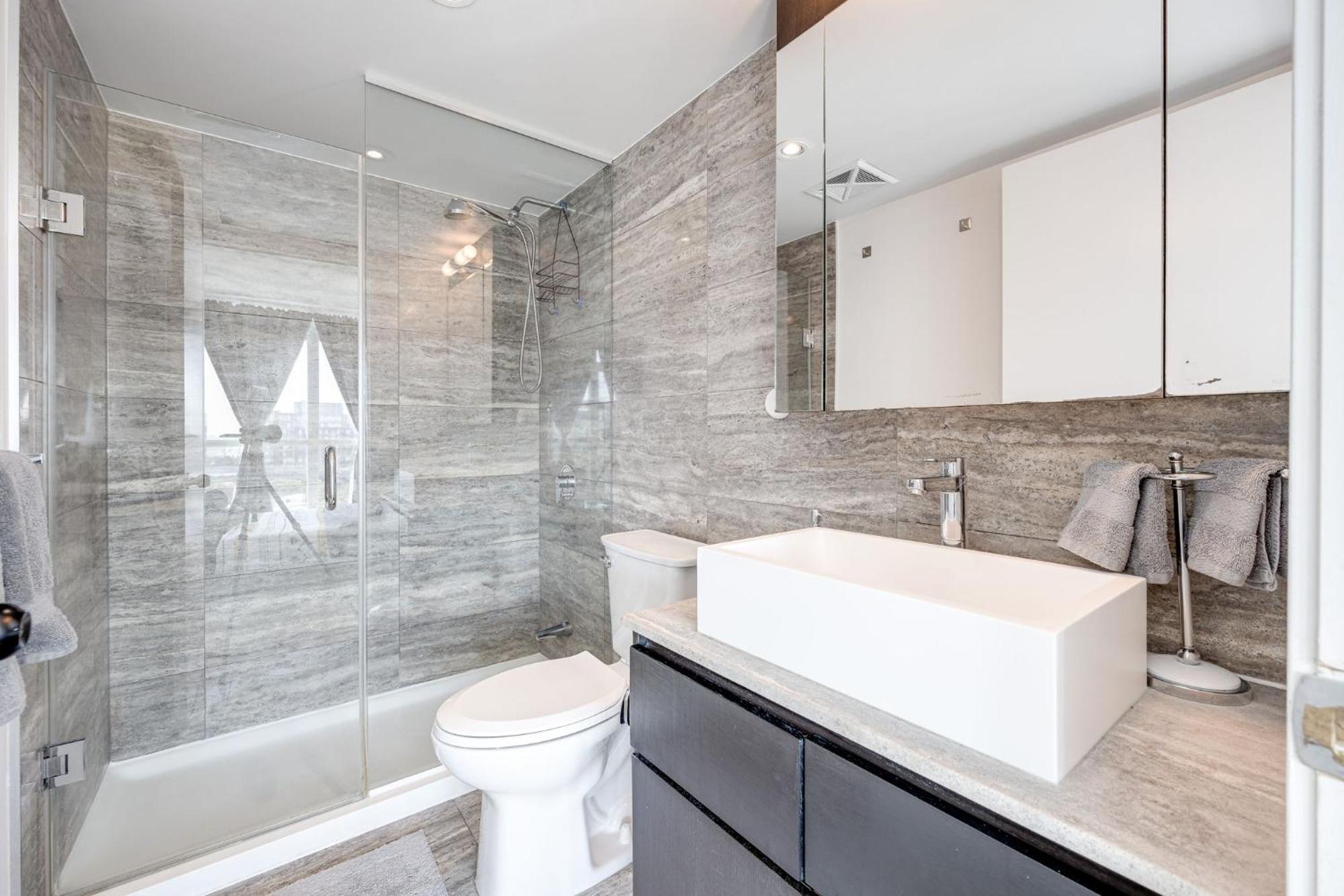 3Bdrm Lake View Condo In Торонто Экстерьер фото