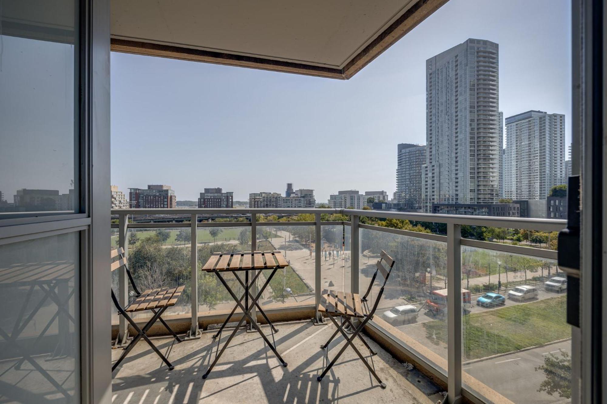 3Bdrm Lake View Condo In Торонто Экстерьер фото