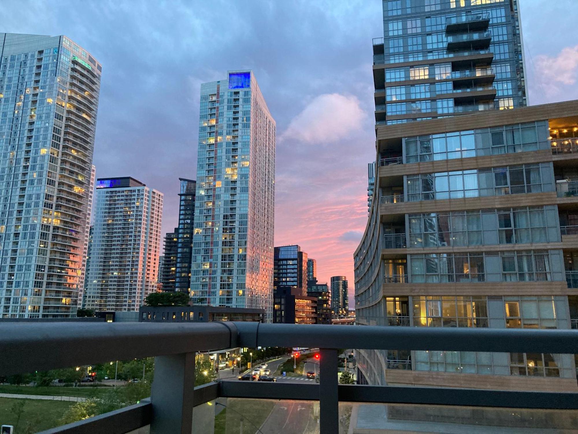 3Bdrm Lake View Condo In Торонто Экстерьер фото